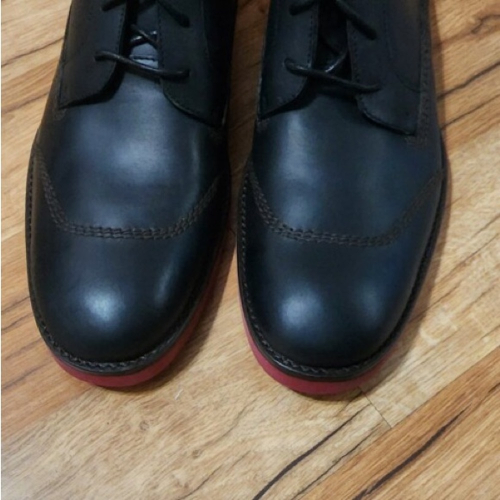 Black leather Wolverine vintage ankle boots  never been worn .size 9 brand new